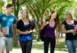 estudiantes en el campus 5 estudiantes en el campus 5