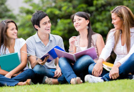 estudiantes en el campus 4 estudiantes en el campus 4